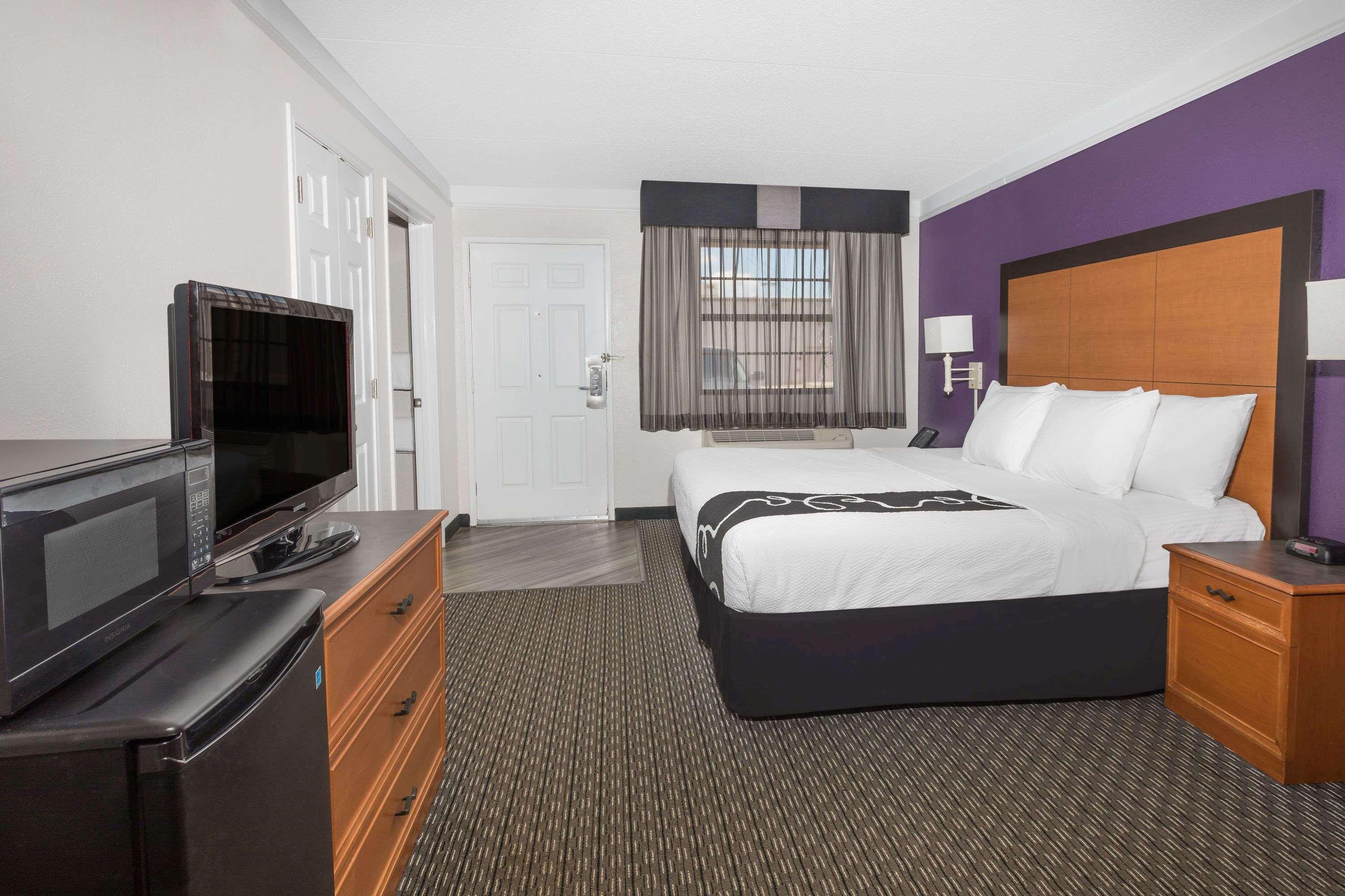 Baymont By Wyndham Greenville Woodruff Rd Екстер'єр фото
