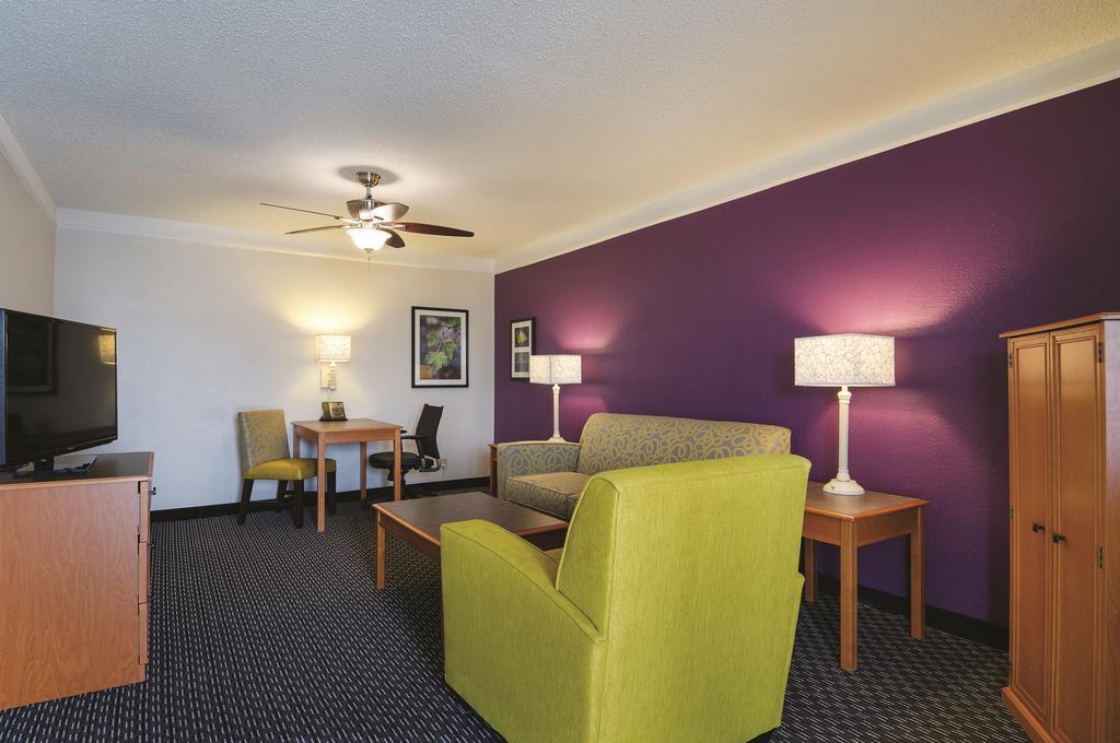 Baymont By Wyndham Greenville Woodruff Rd Екстер'єр фото
