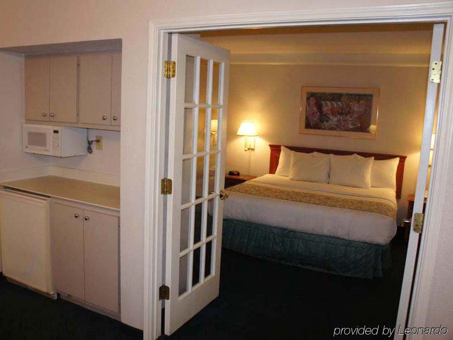 Baymont By Wyndham Greenville Woodruff Rd Екстер'єр фото