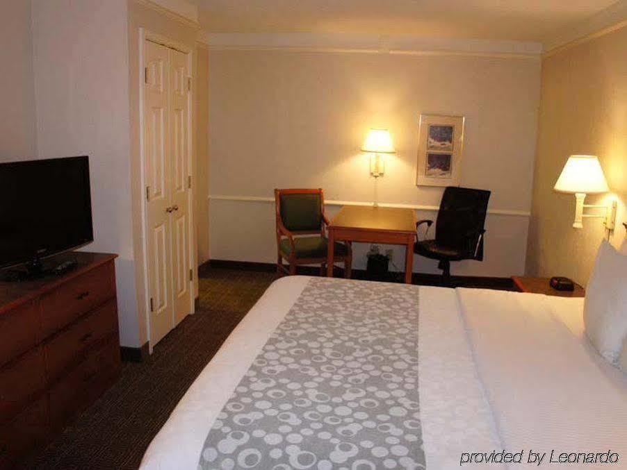 Baymont By Wyndham Greenville Woodruff Rd Екстер'єр фото