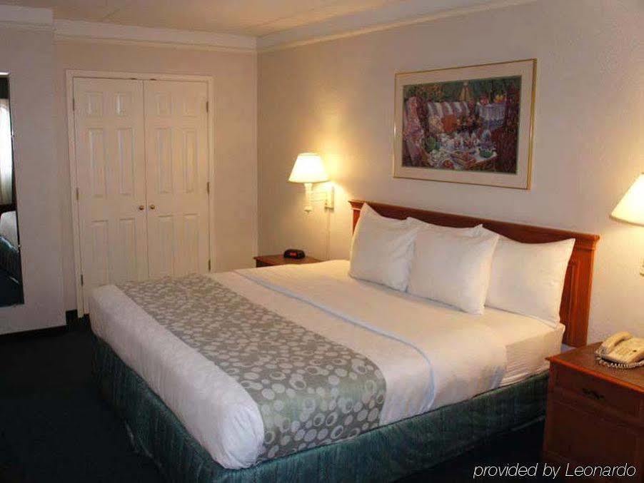 Baymont By Wyndham Greenville Woodruff Rd Екстер'єр фото