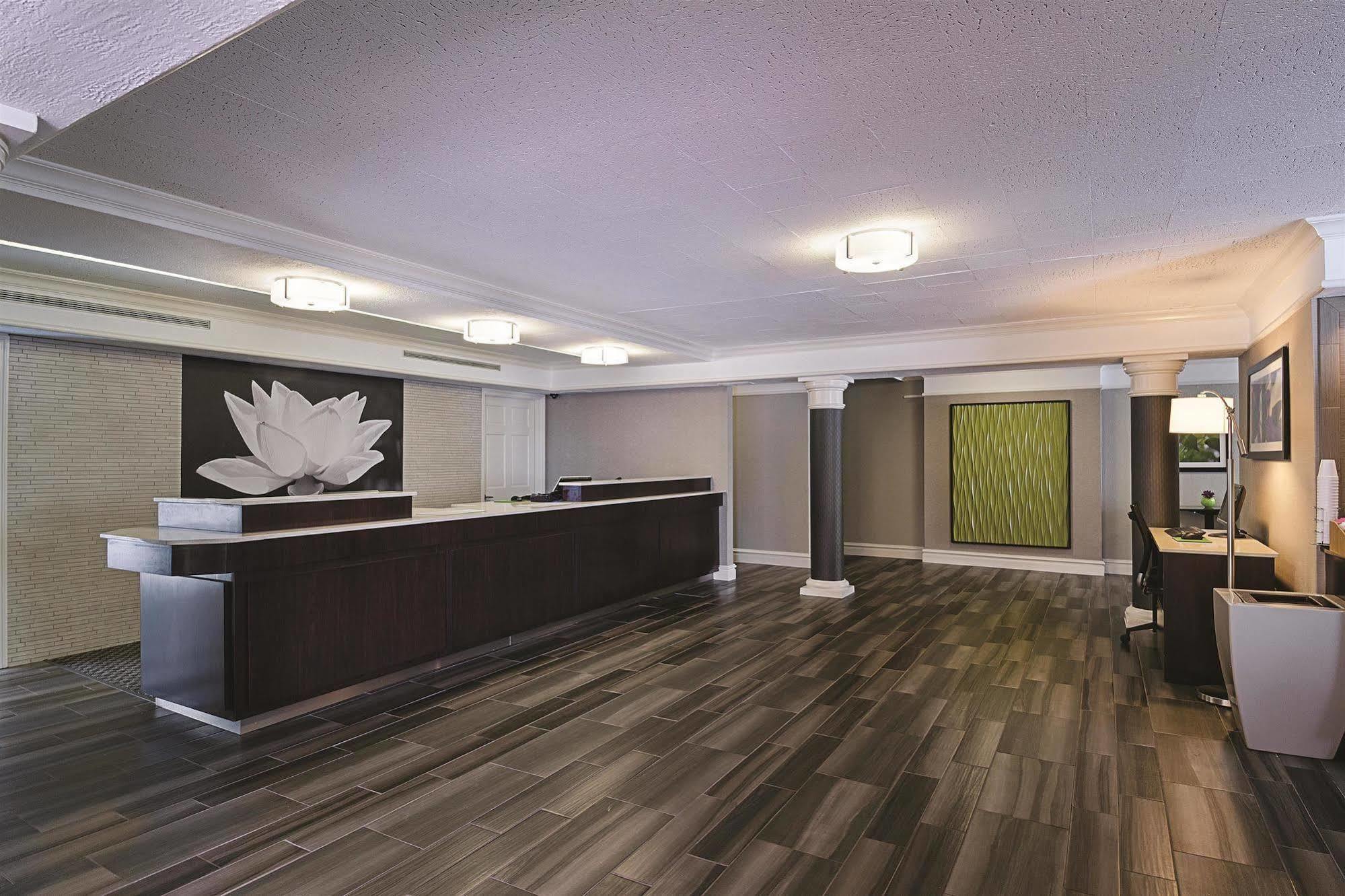 Baymont By Wyndham Greenville Woodruff Rd Екстер'єр фото