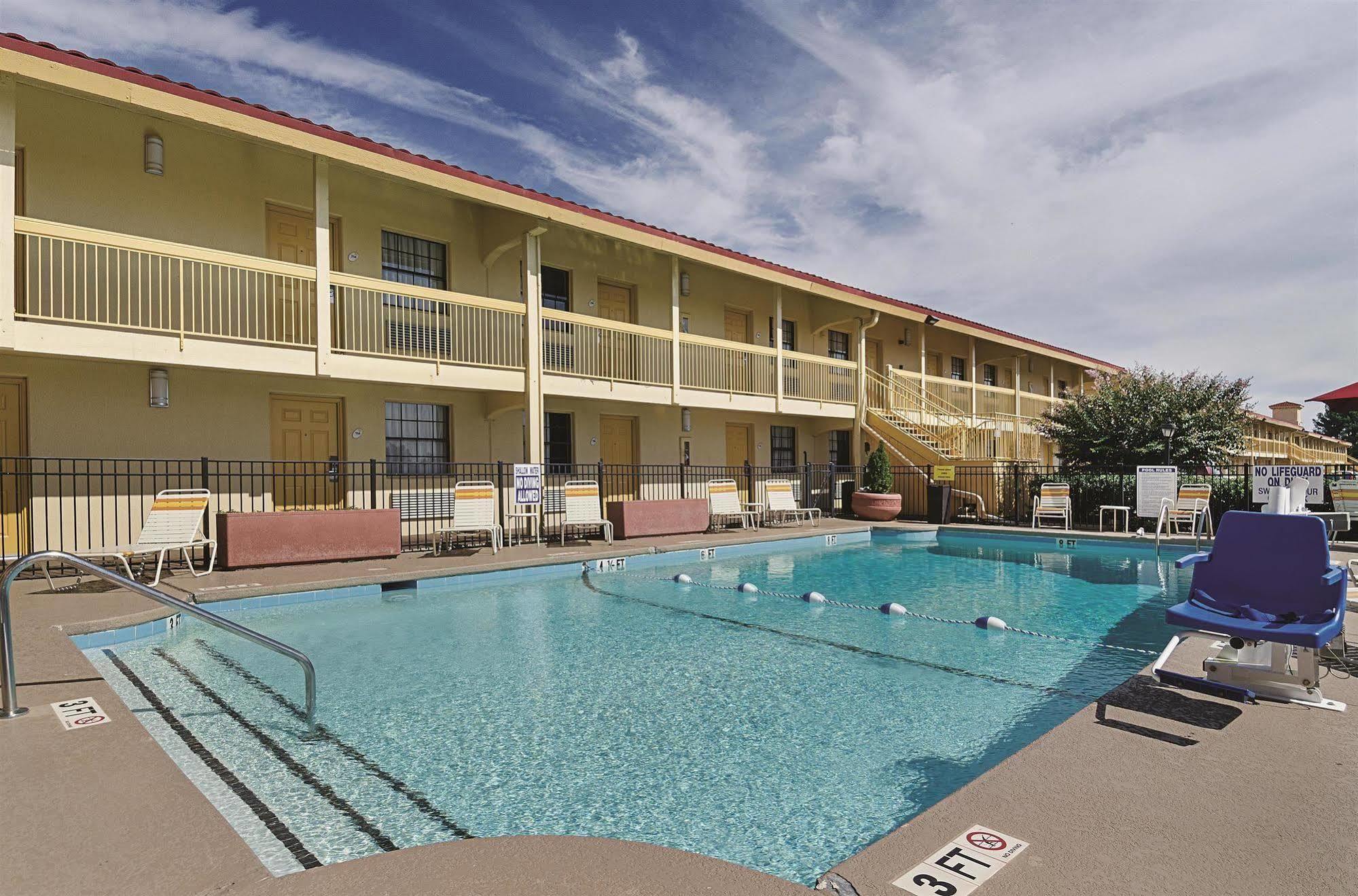 Baymont By Wyndham Greenville Woodruff Rd Екстер'єр фото